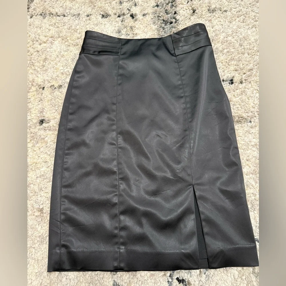 SKIRT of White House Black Market Sleek in Black